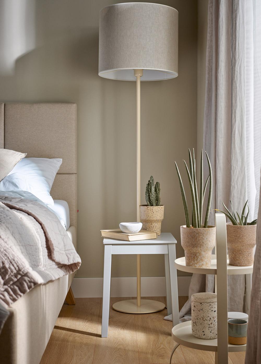 beżowa lampa w jasnej sypialni