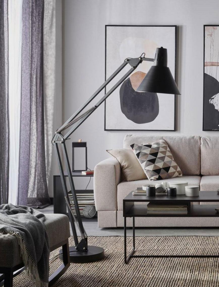 lampa podłogowa z regulowanym ramieniem