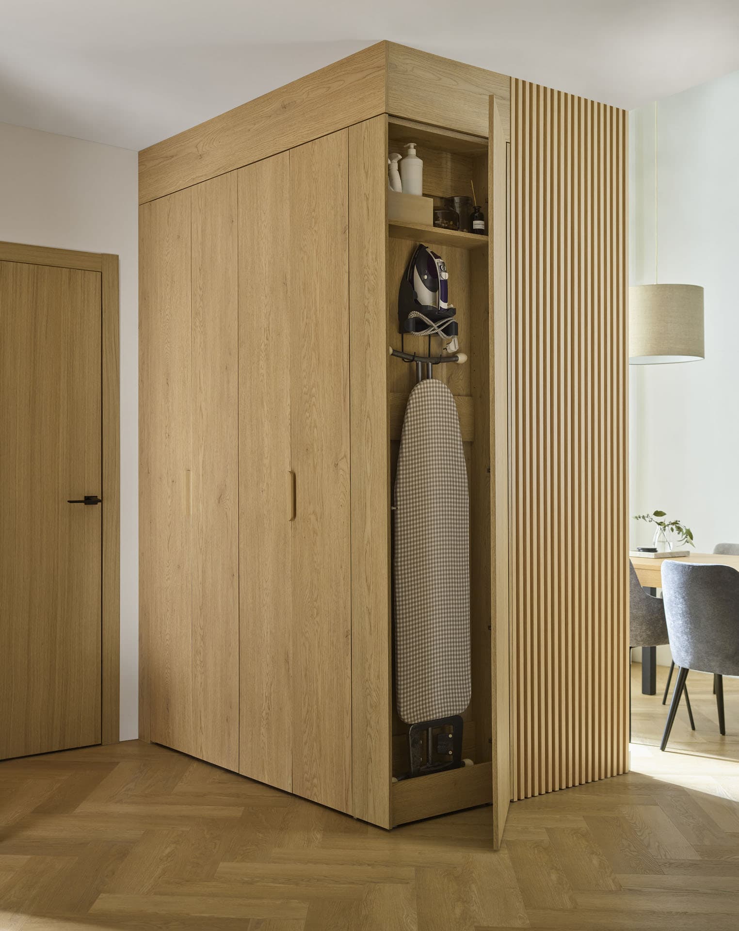 Duża szafa korytarzowa w dębowym kolorze i ściana z lameli