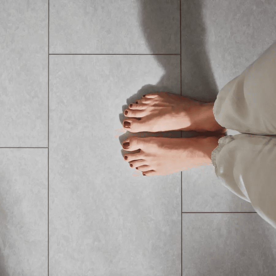  bose stopy na betonowych panelach winylowych