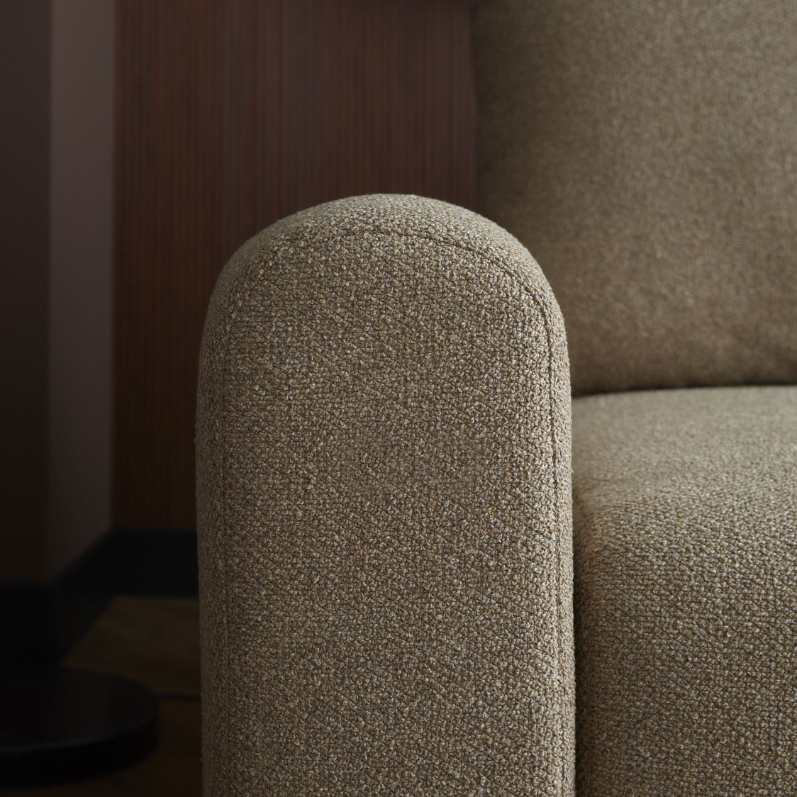 bok sofy w modnej tkaninie boucle