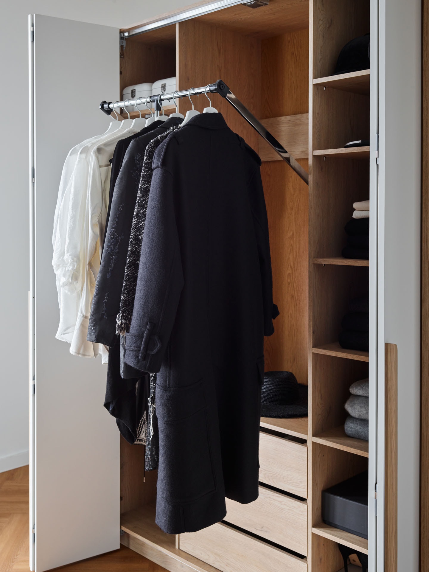Wnętrze szafy z pantografem – opuszczanym wieszakiem