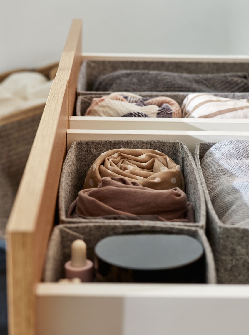 Organizery na akcesoria we wnętrzu szuflad