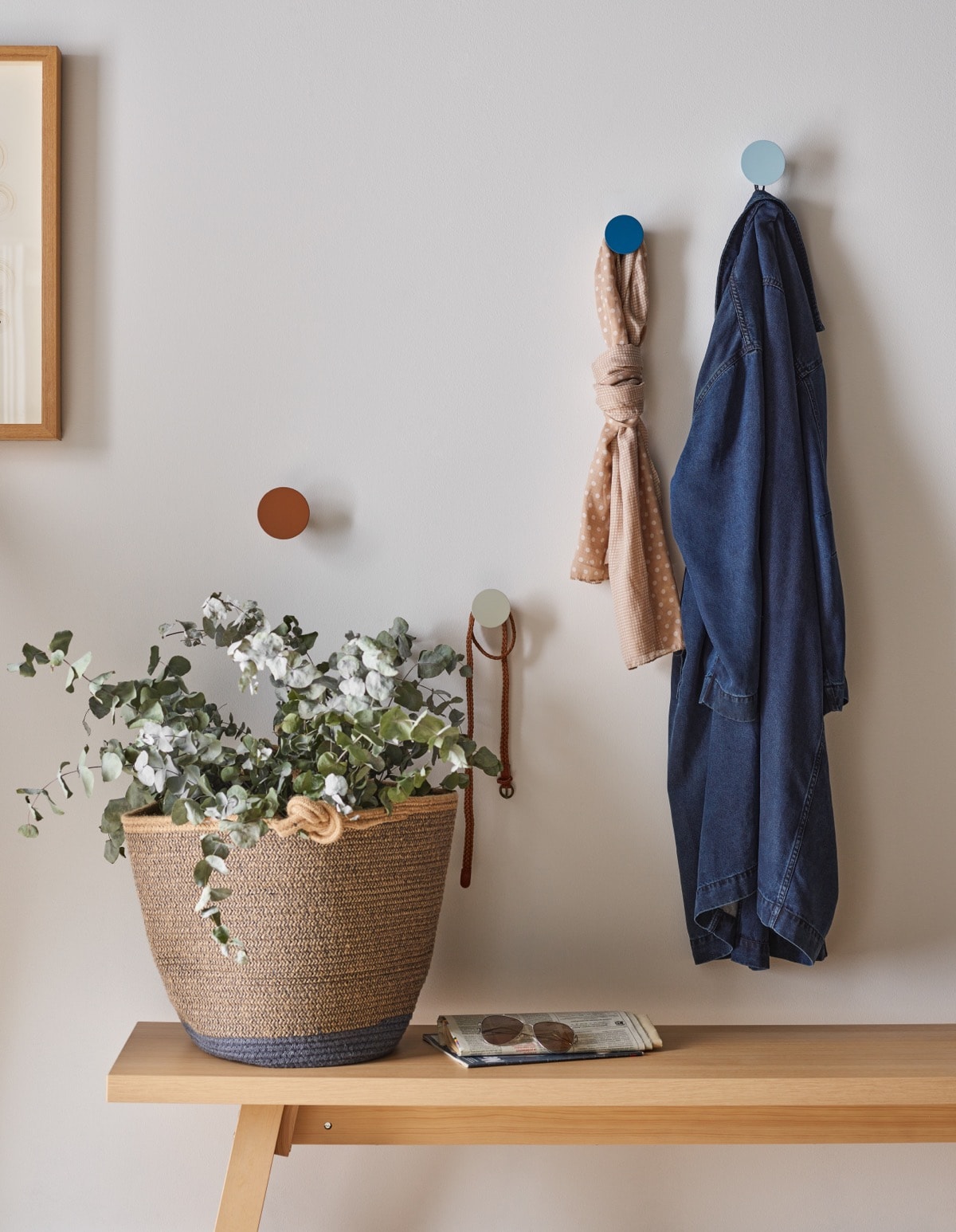  Pleciony kosz i wieszaki na ścianie