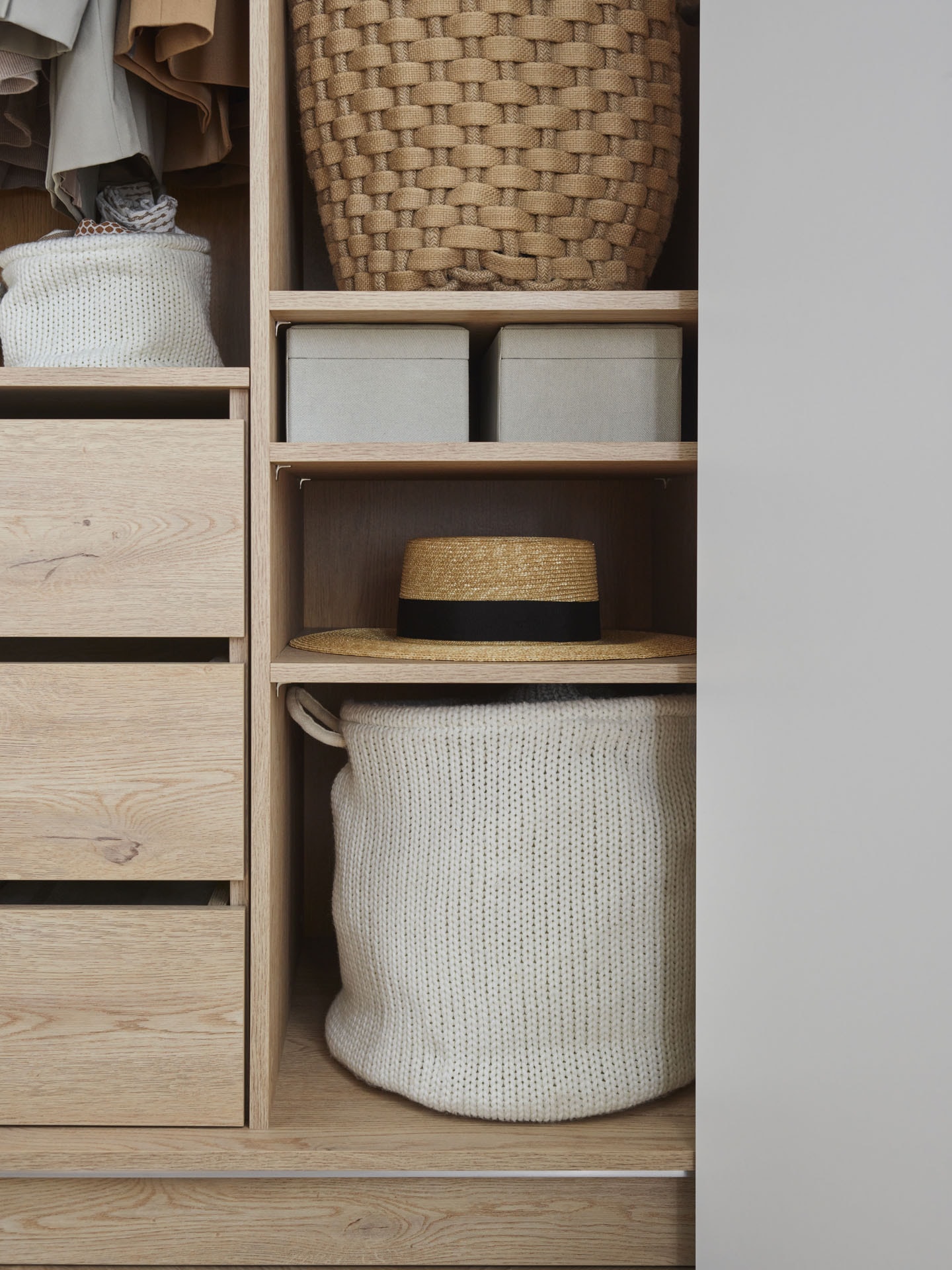 Szafa wyposażona w kosze i organizery