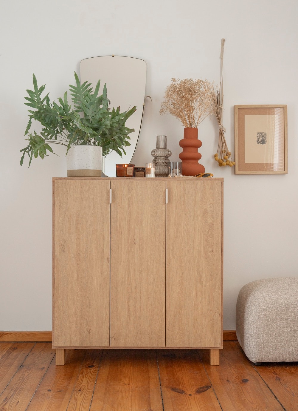  Komoda z dekoracjami na blacie