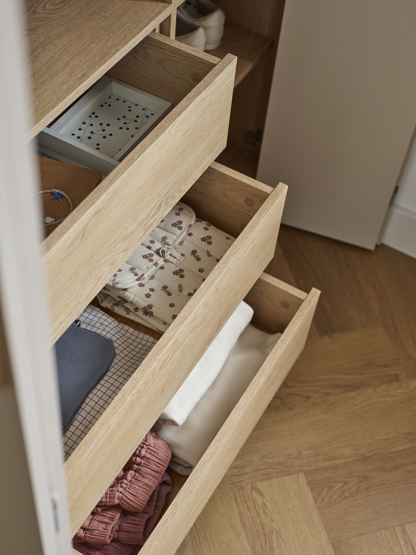 Półotwarte szuflady w dolnej części szafy