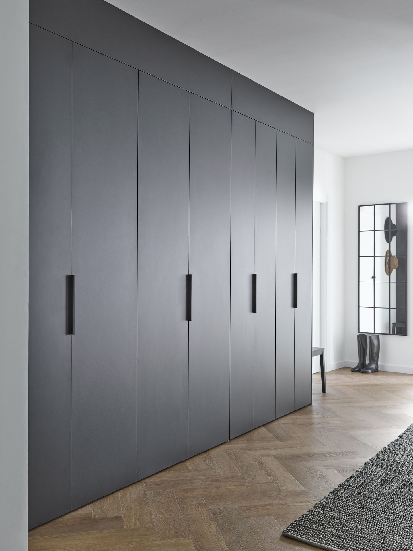 Zabudowa ciemnych szaf na wymiar