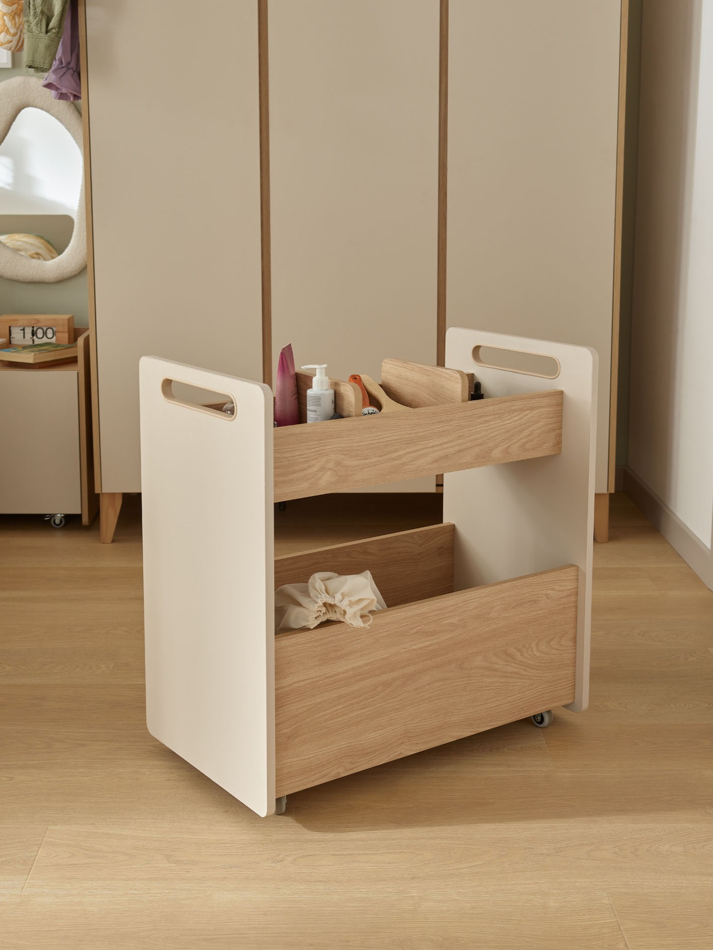 Ruchomy wózek w pokoju dziecka