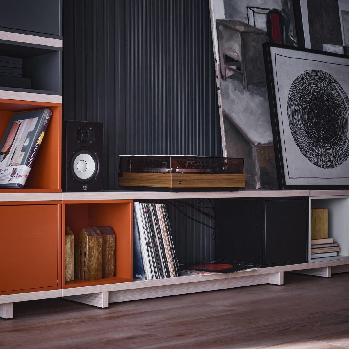 Choosing a vinyl record and turntable cabinet