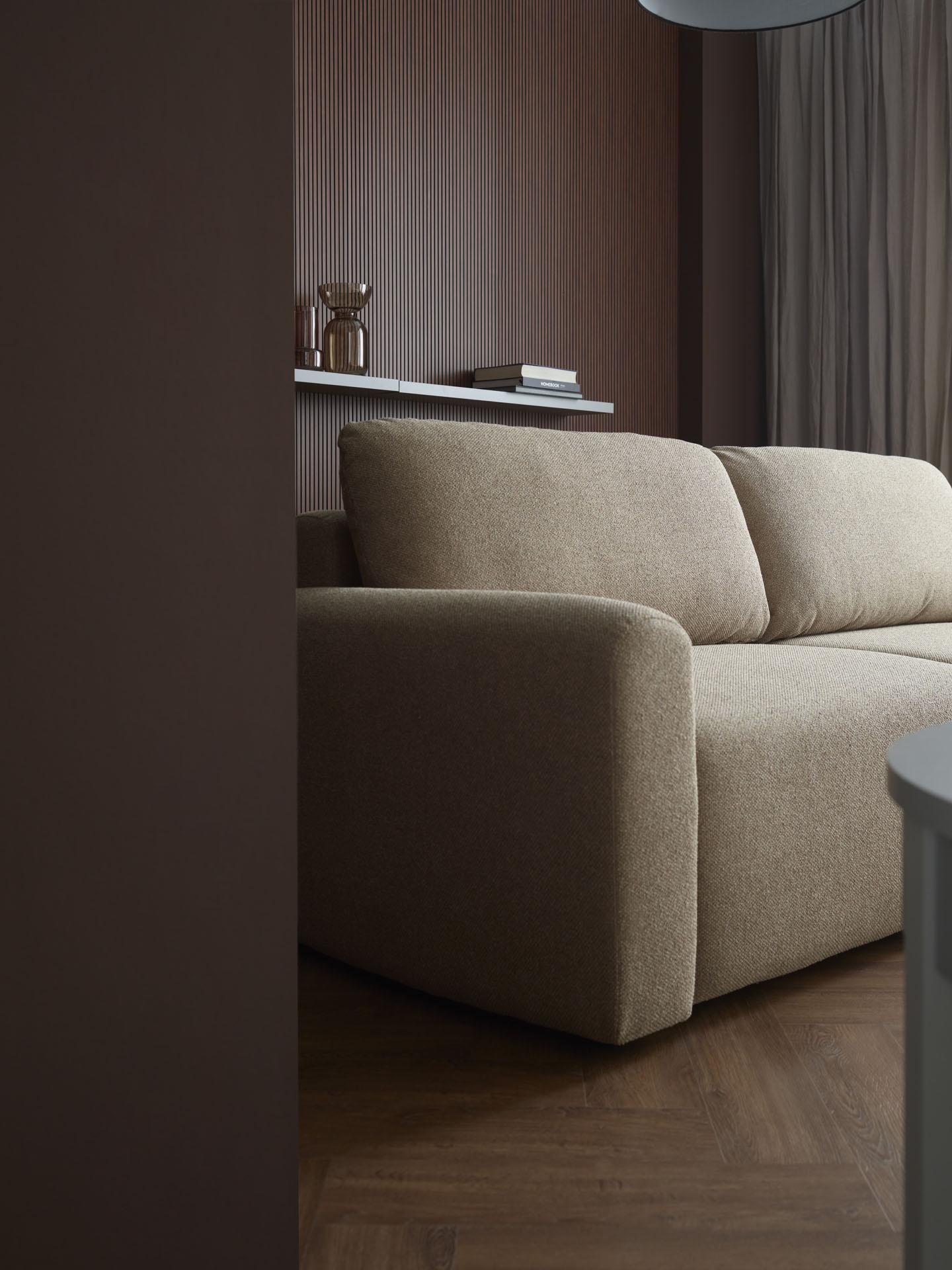 jasna sofa na tle ciemnej ściany