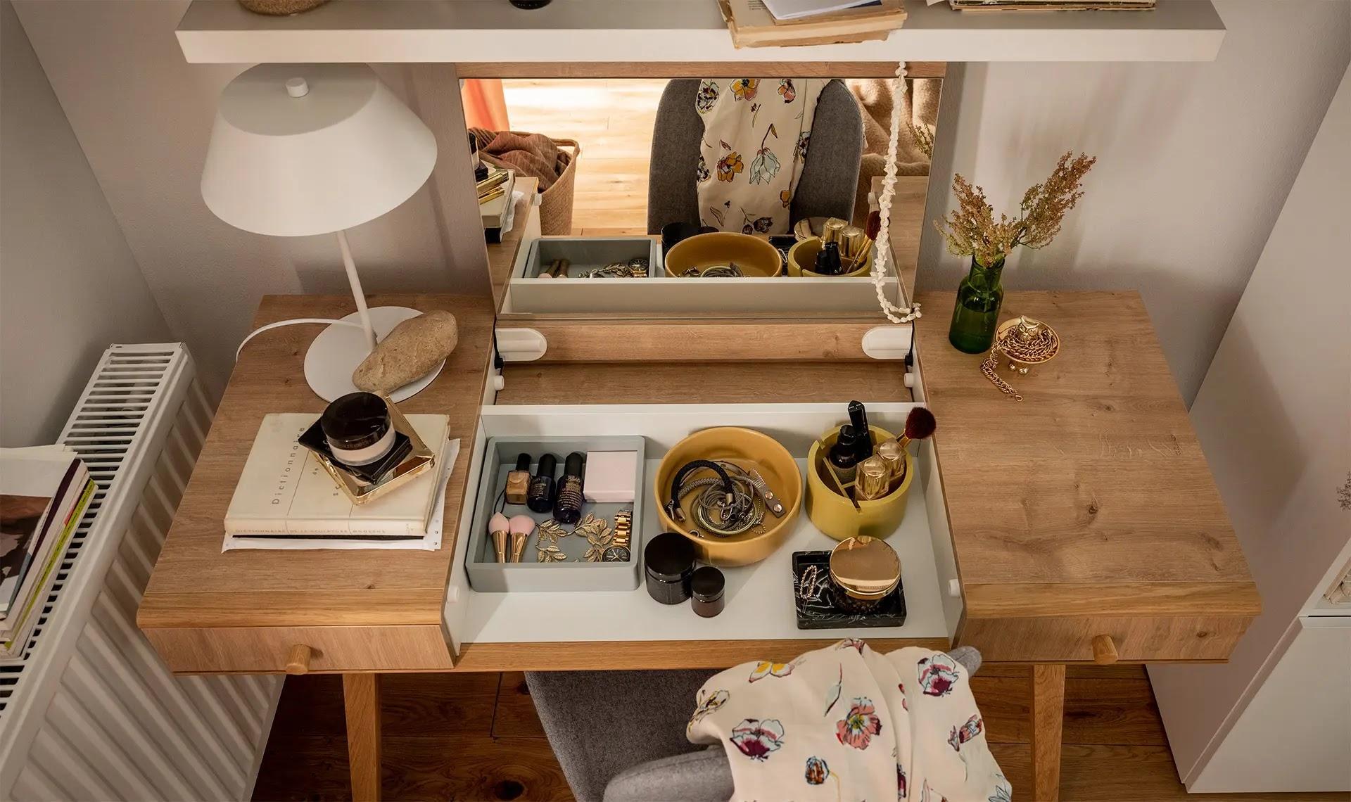 How to combine a desk with a dressing table? Practical solutions for small spaces