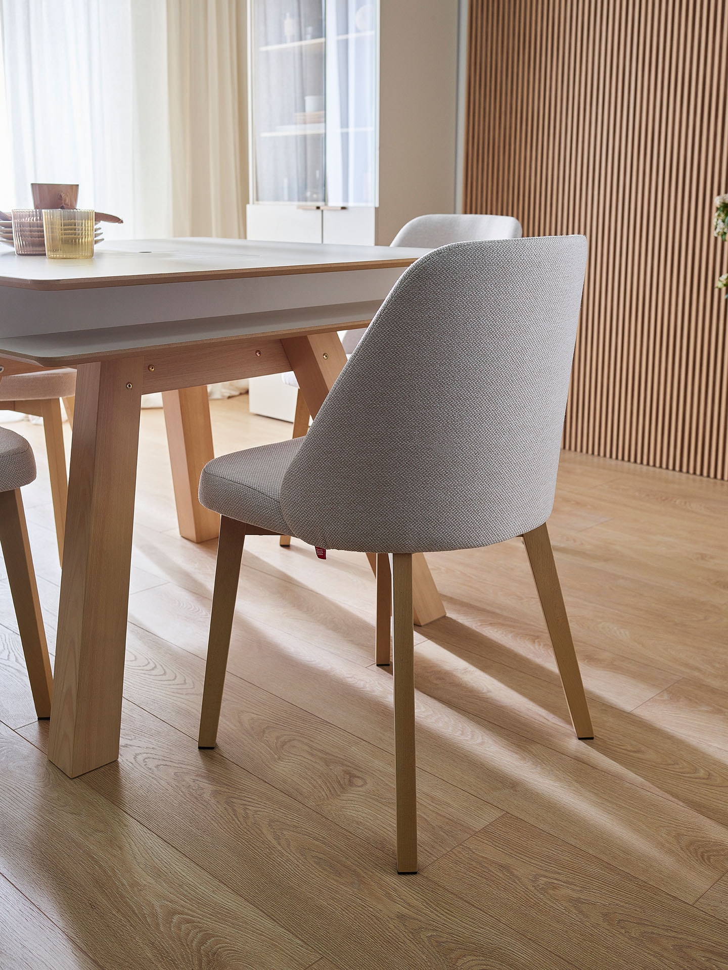  Elegancko wyglądająca szara tkanina obiciowa na krześle z drewnianymi nogami