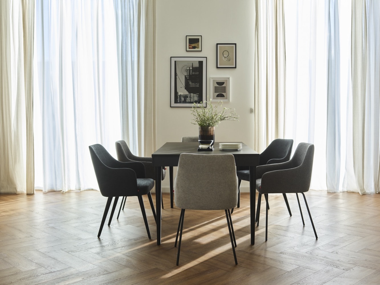  Grafitowe krzesła przy czarnym stole