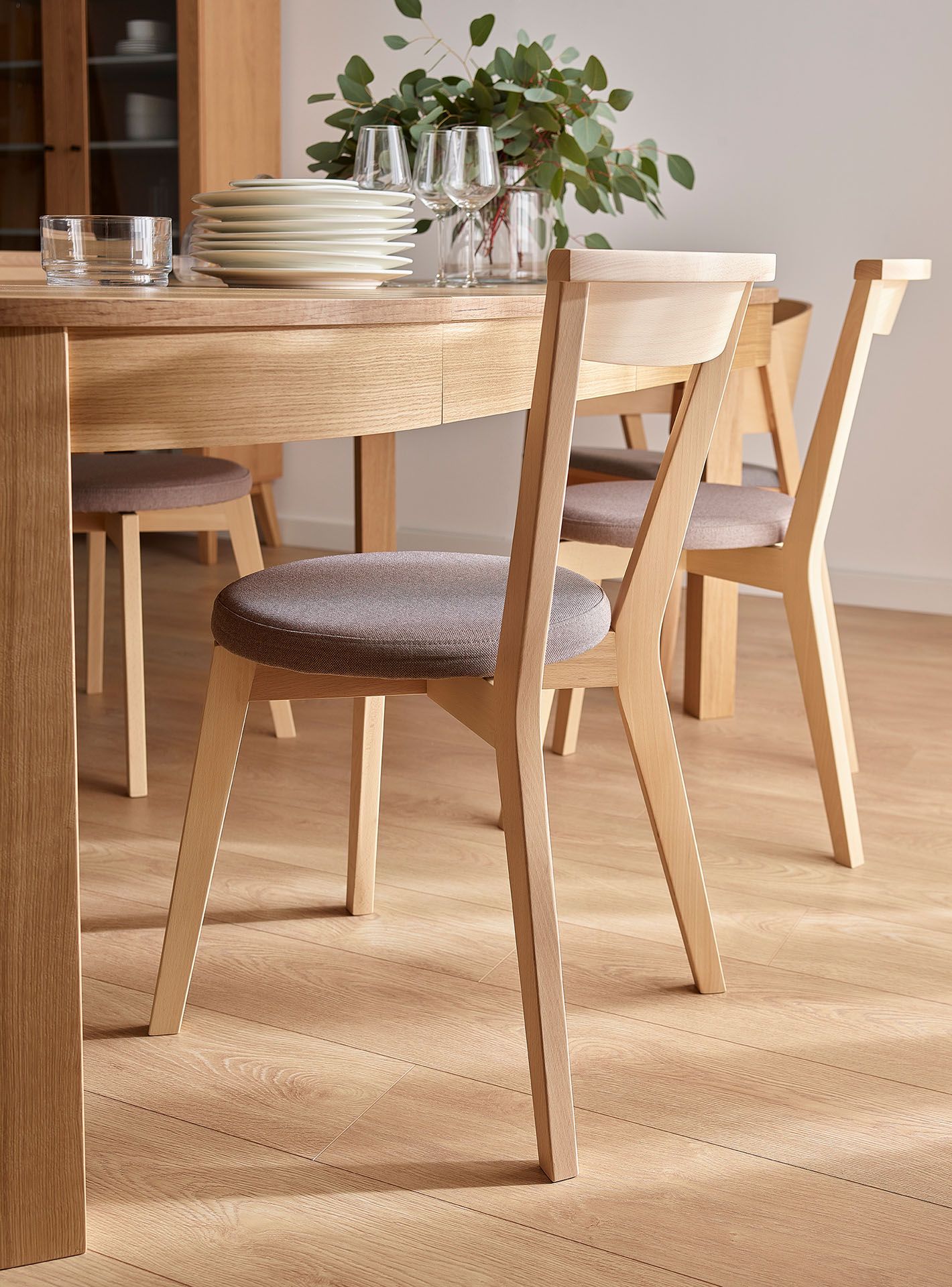 Drewniane krzesła z tapicerowanym siedziskiem