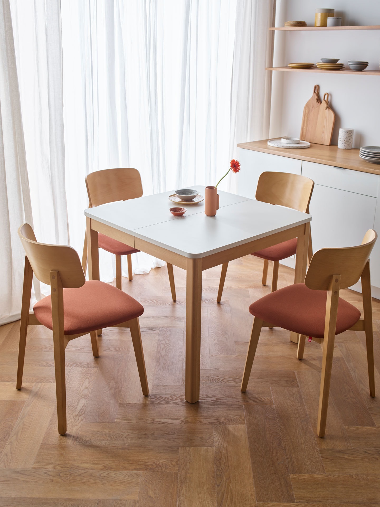  Drewniane krzesła z siedziskiem w kolorze terakoty