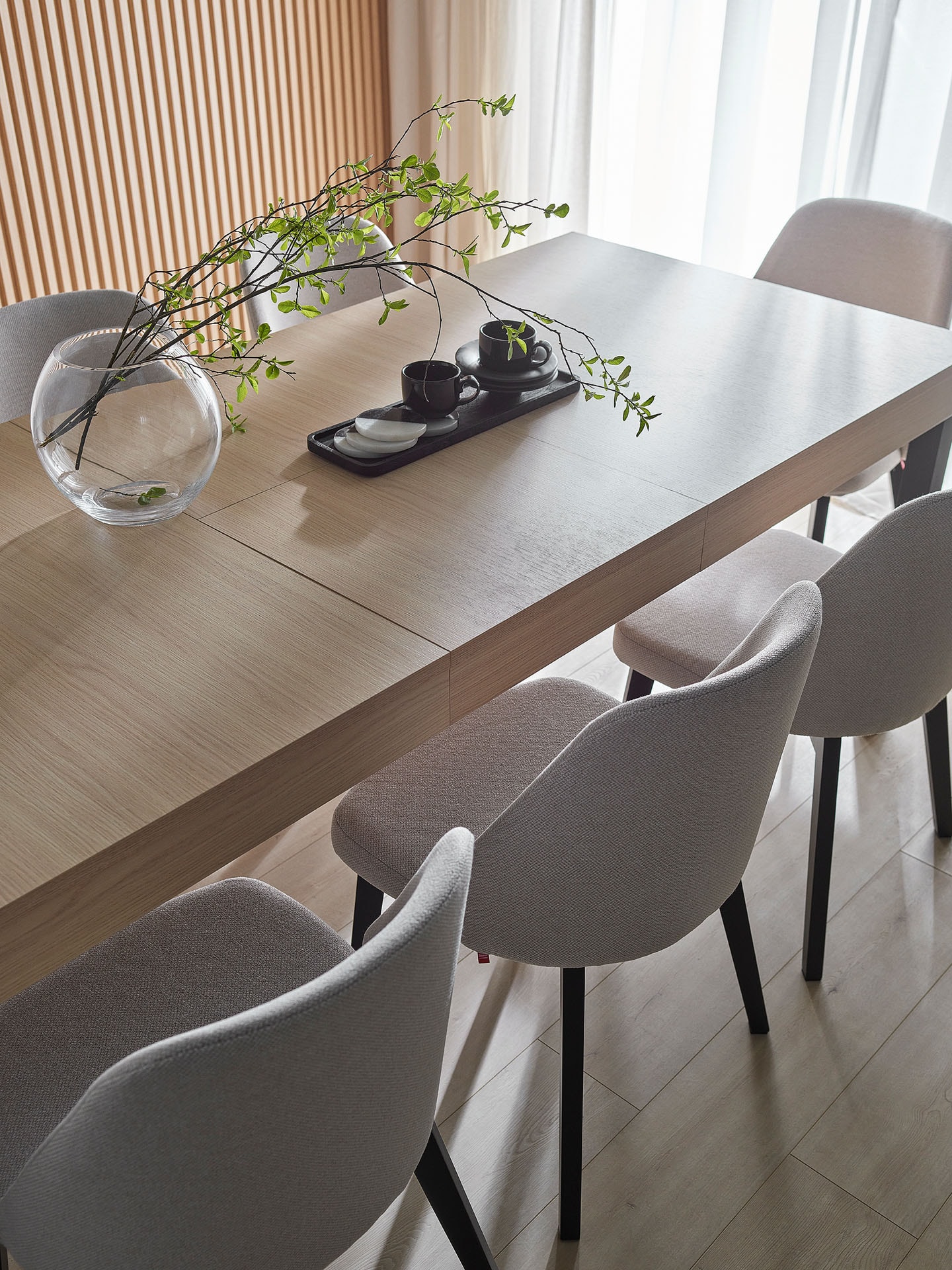 Szare krzesła na czarnych nogach