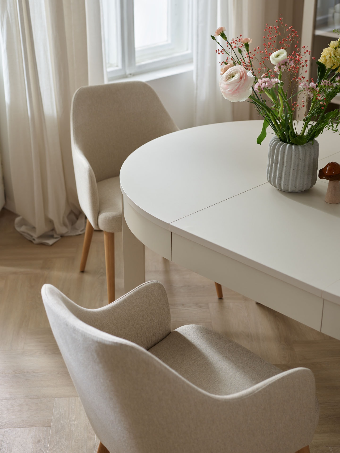 Krzesło z wysokimi podłokietnikami typu fotel 