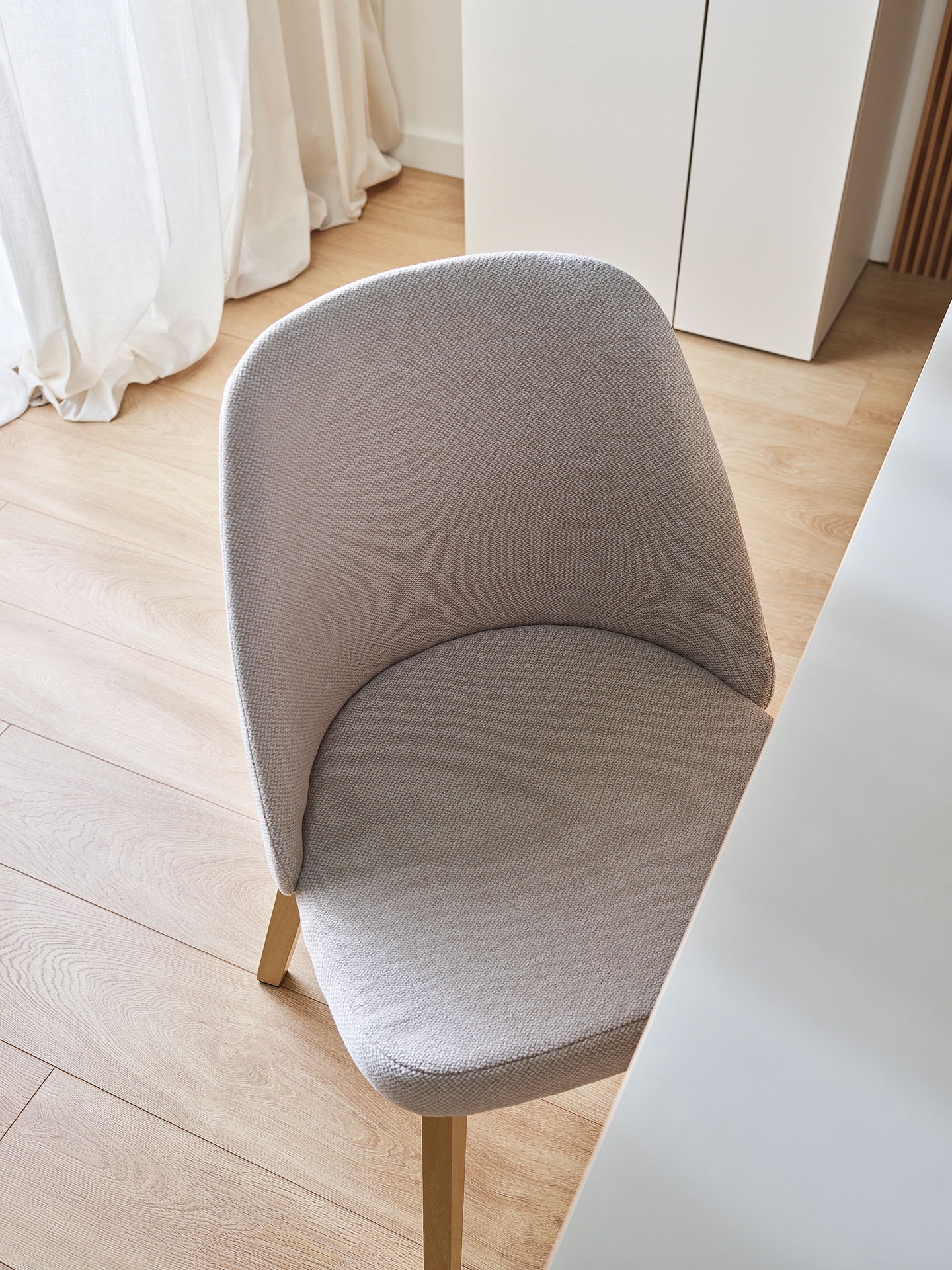  Szare tapicerowane krzesło