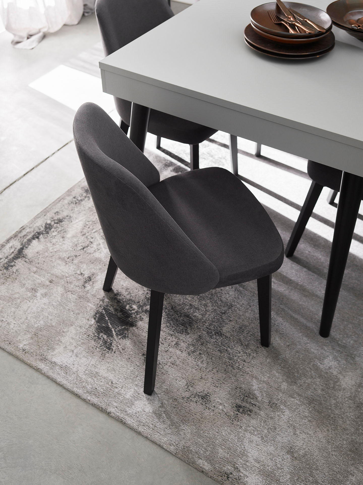 Grafitowe krzesło tapicerowane