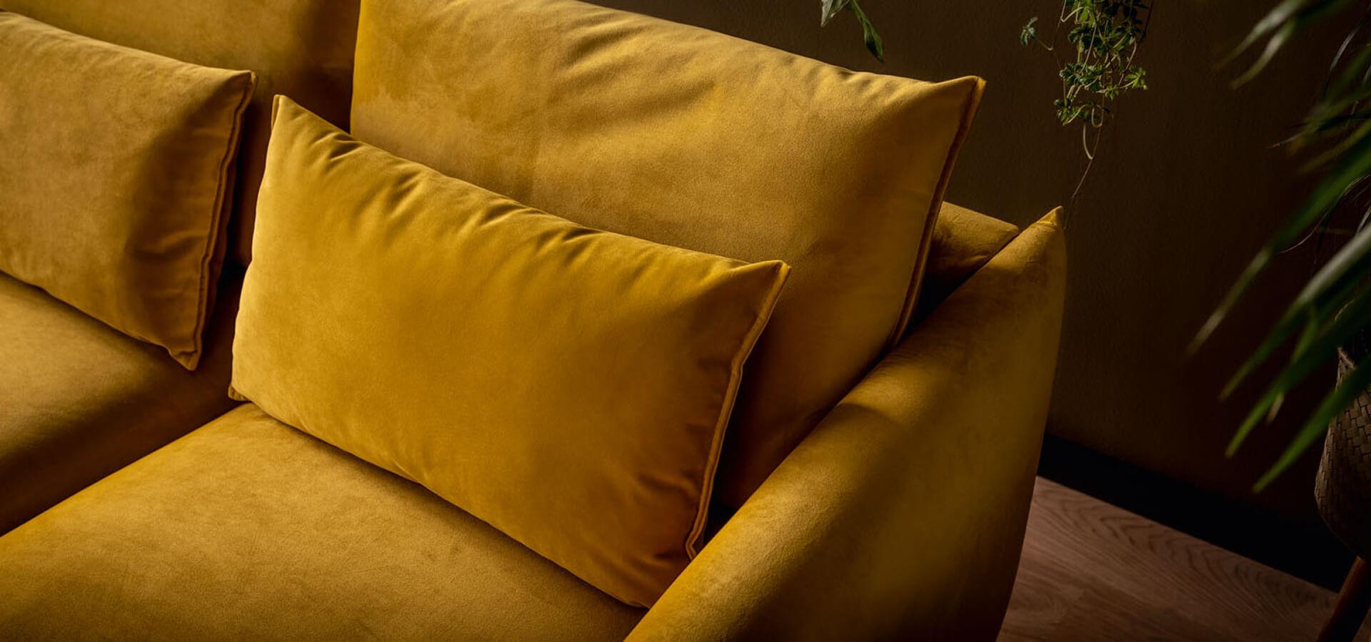 żółta sofa w tkaninie welurowej