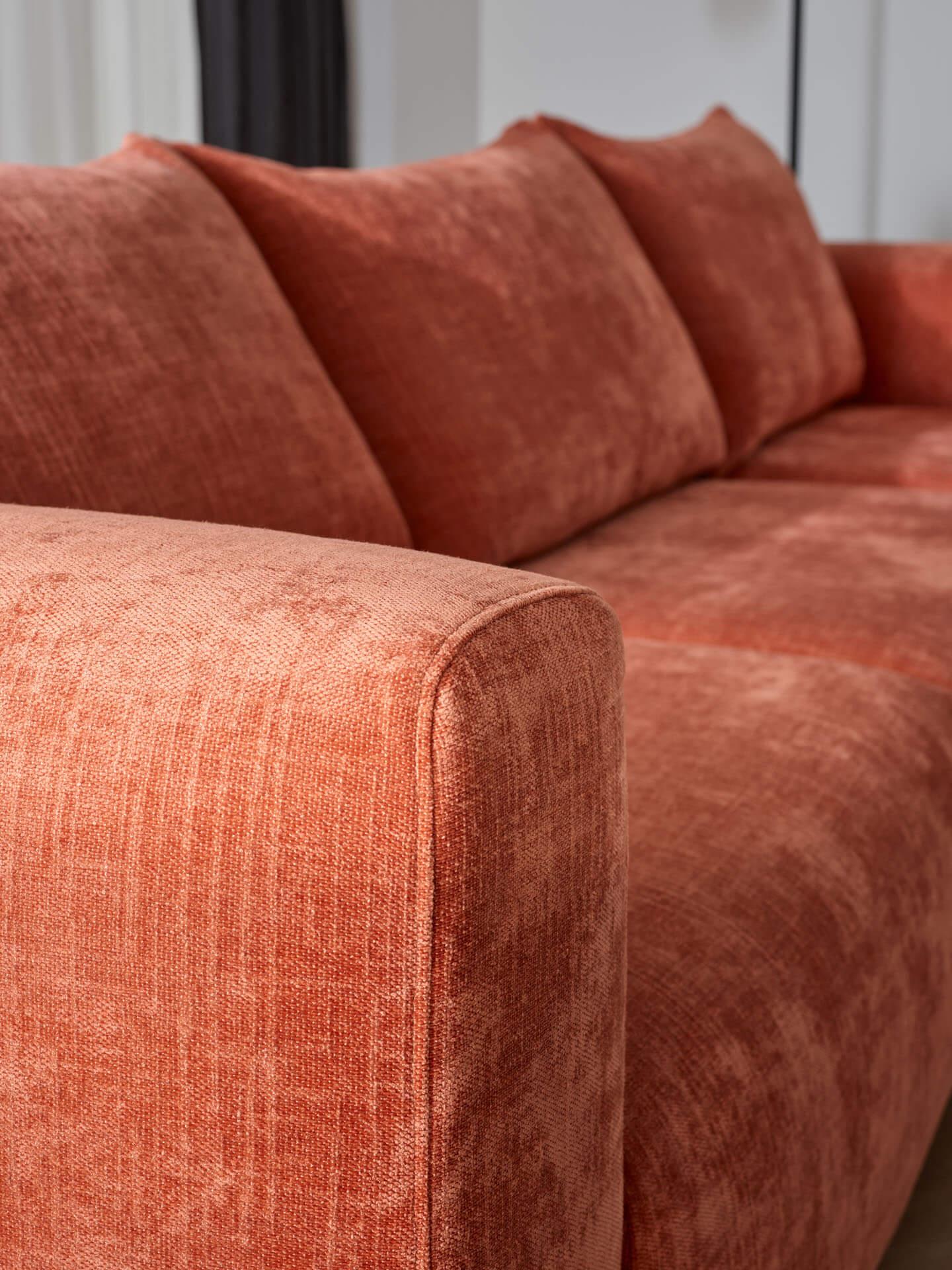 sofa w rudej tkaninie