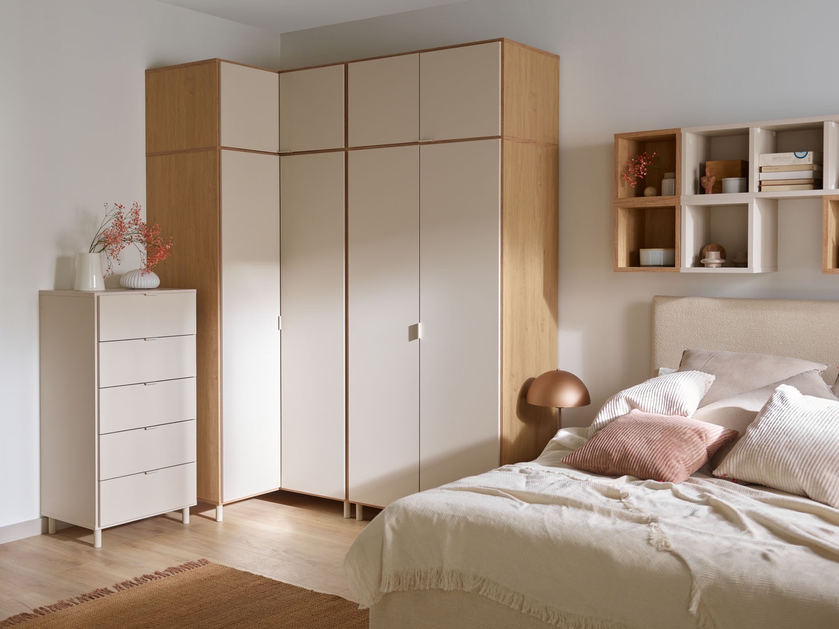  Narożna szafa przy łóżku w sypialni