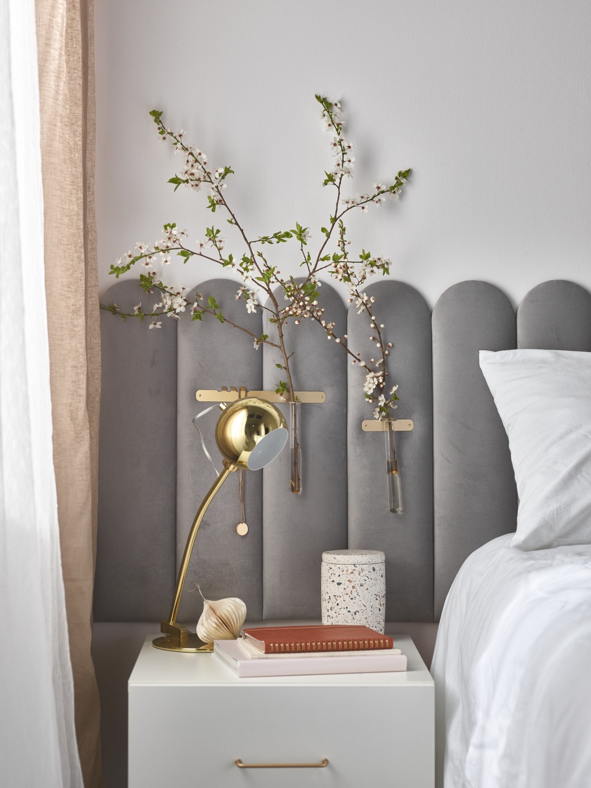 Panele tapicerowane jako zabudowa łóżka w sypialni 