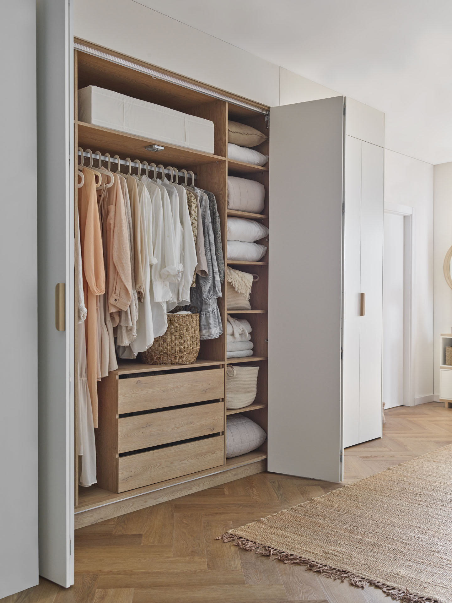  Biała szafa Stor z przesuwno-składanymi drzwiami