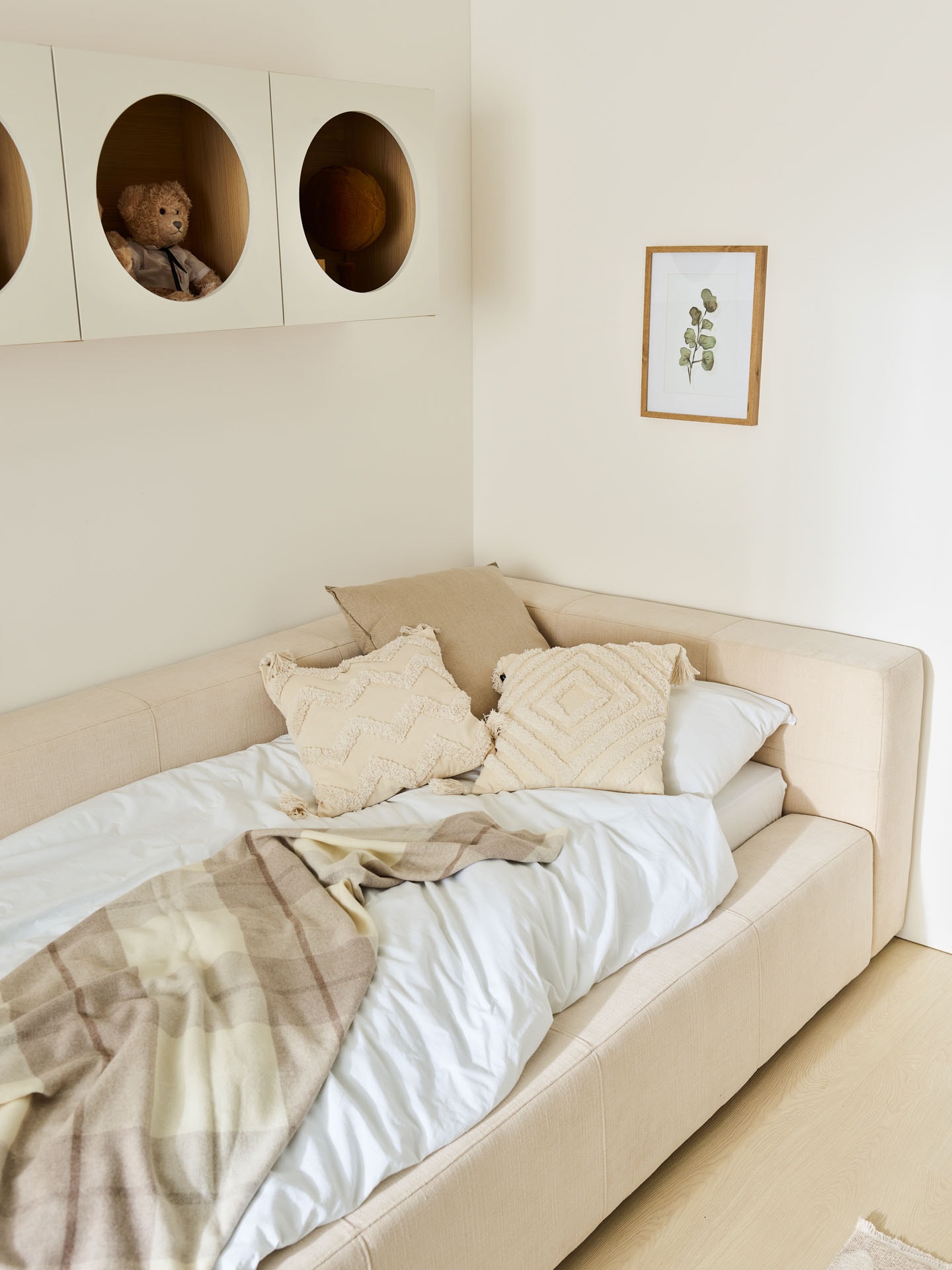 Wiszące szafki nad łóżkiem w sypialni dziecka