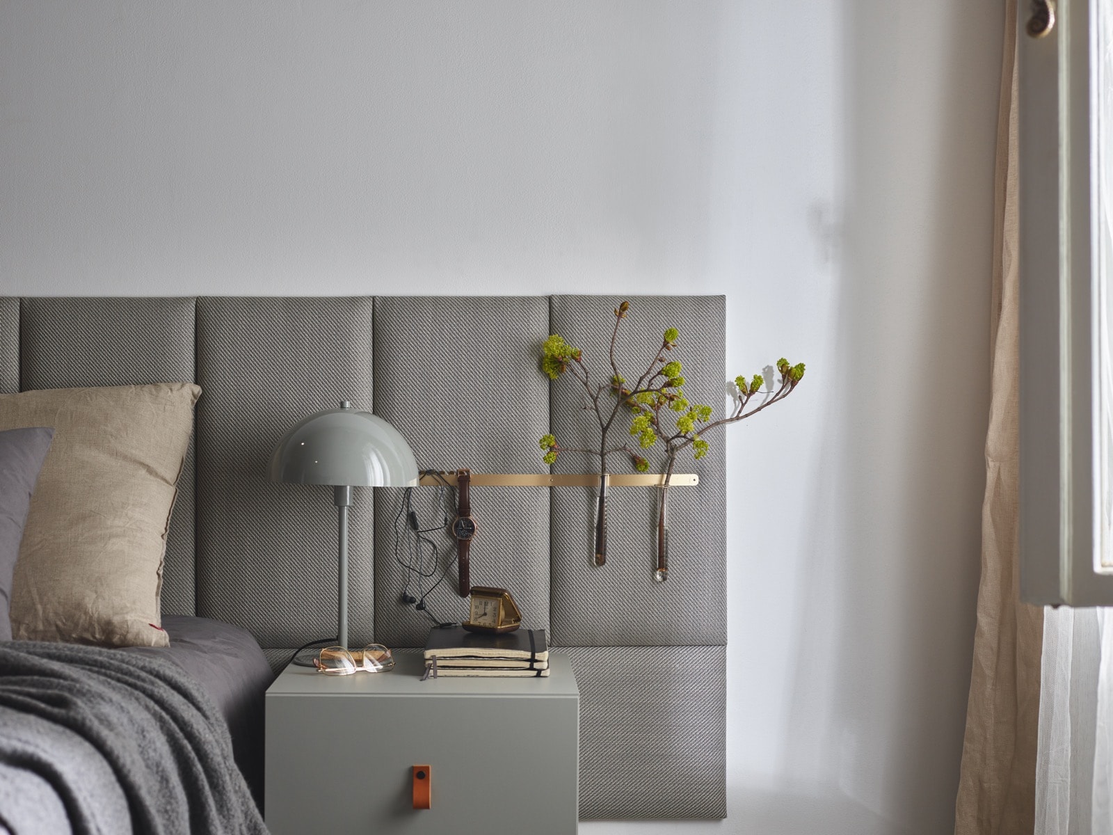 Szare panele tapicerowane zamiast wezgłowia