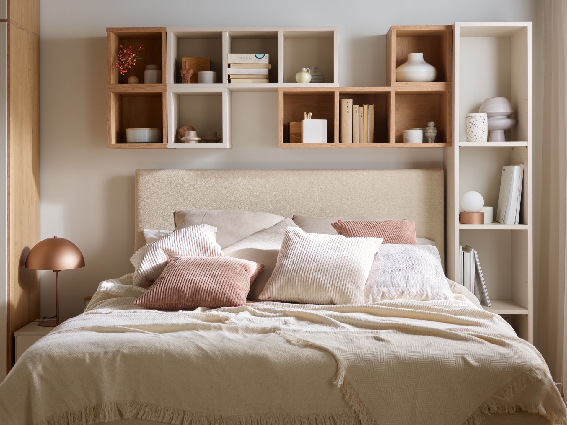 Półki regałowe w zabudowie nad łóżkiem w sypialni 