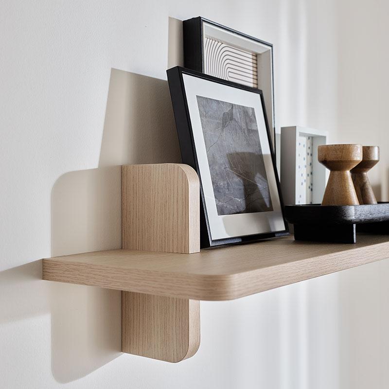 Wide wall shelf OMM arrangement