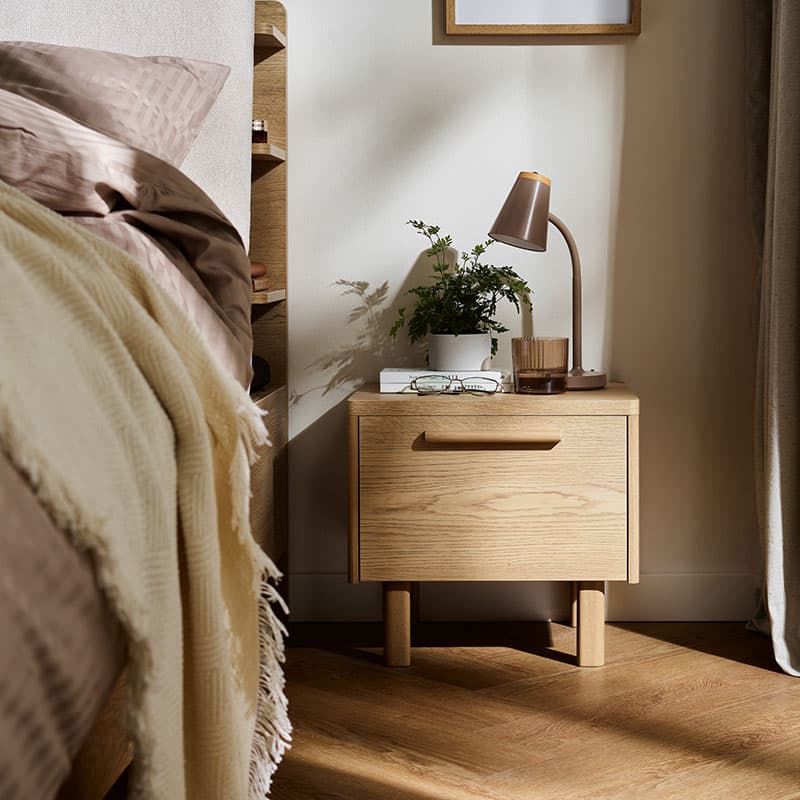 Bedside table Well arrangement