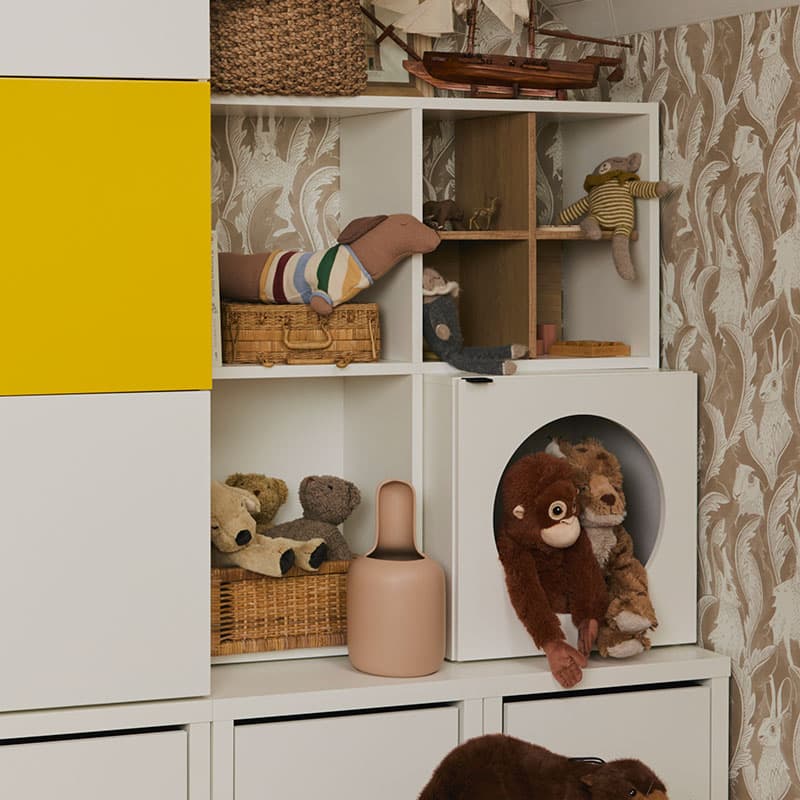L-shaped asymmetrical shelf  Young Users Next arrangement