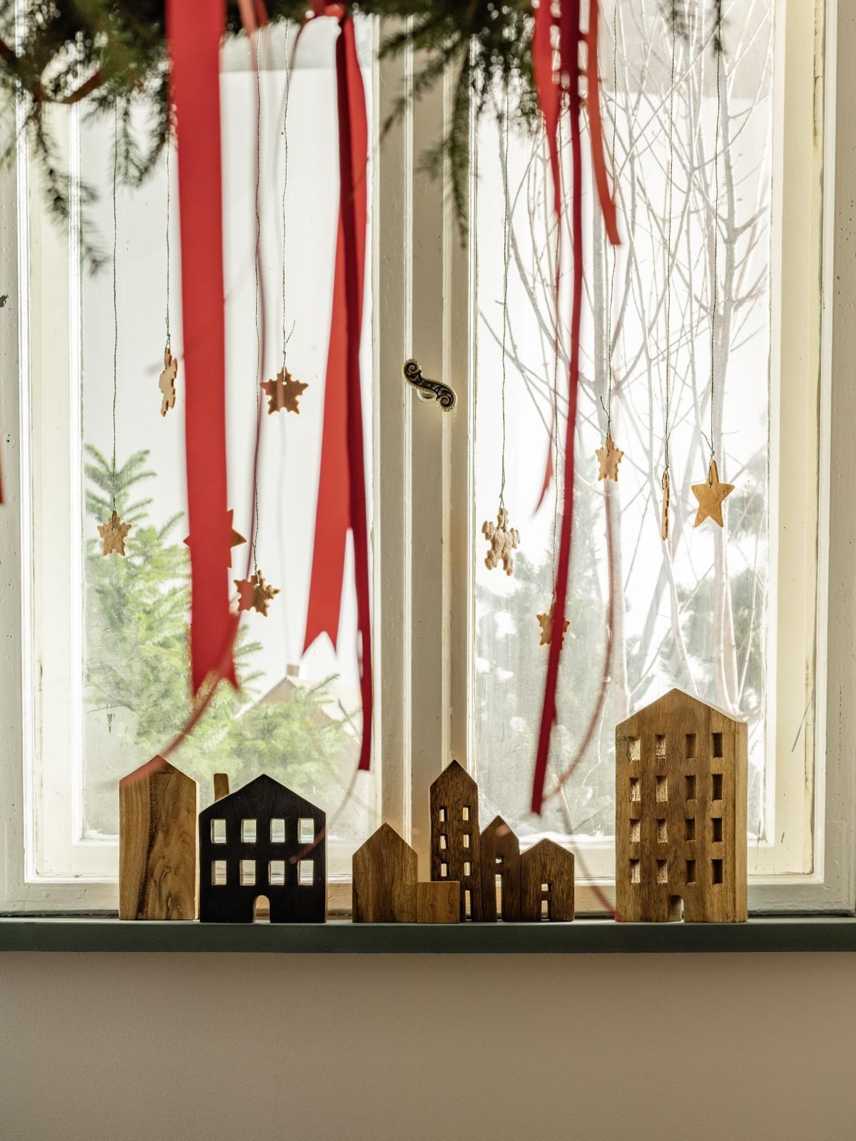 czerwone wstążki zawieszone na oknie