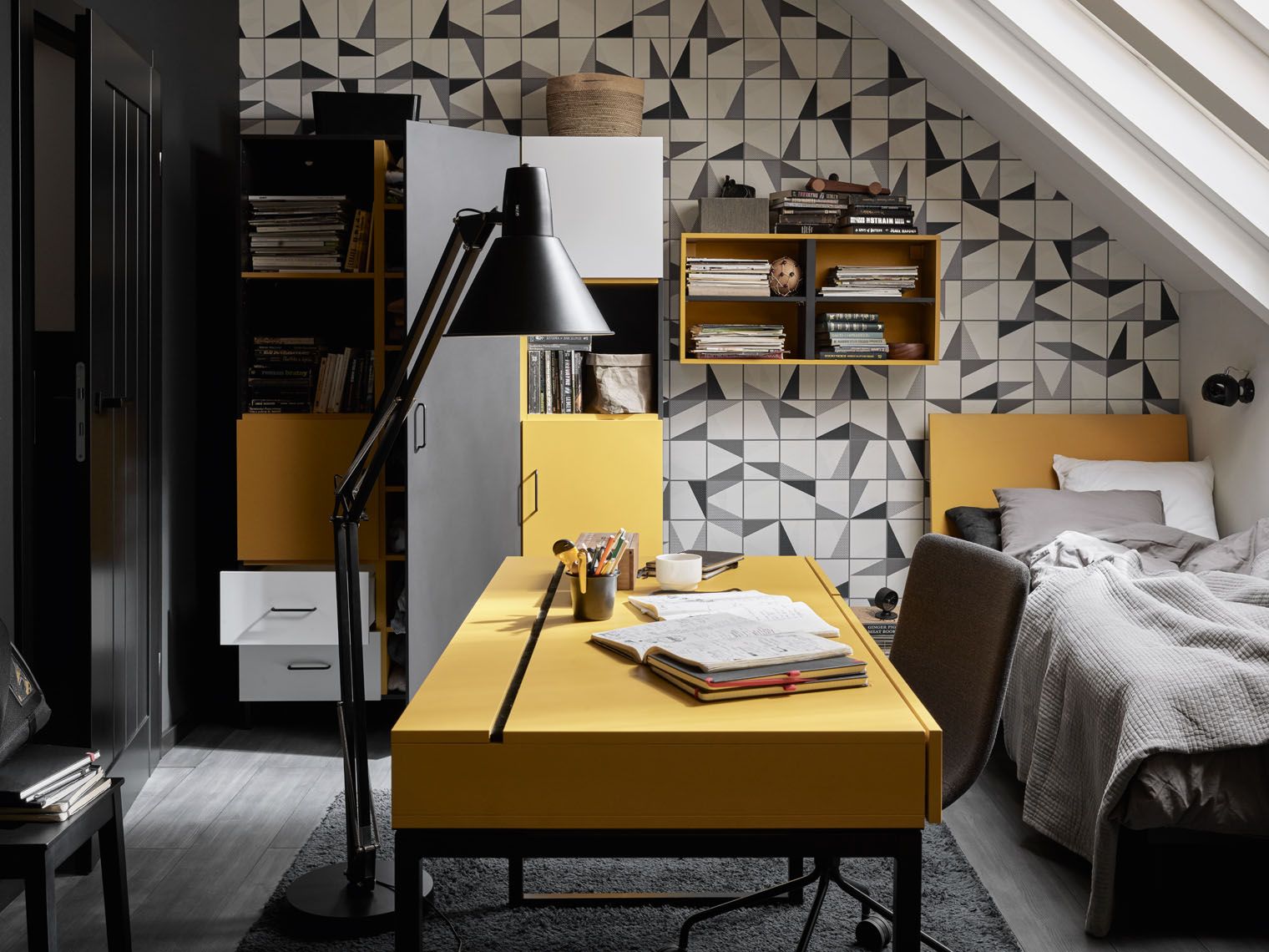 Żółty we wnętrzach – jak oswoić jego barwny temperament?