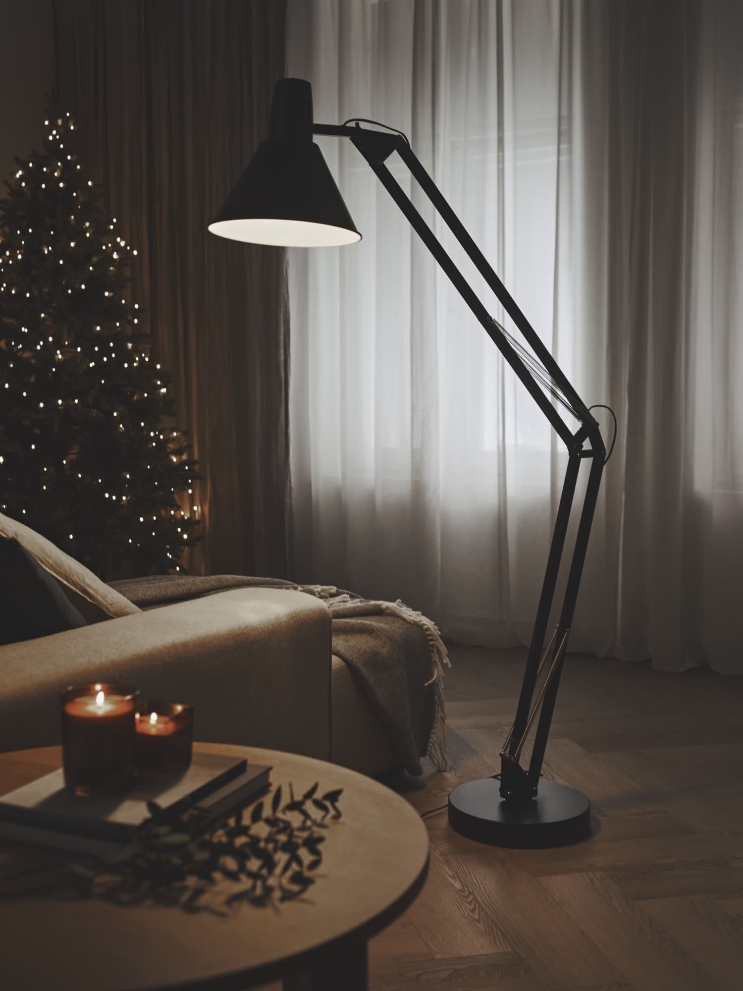 Salon – na pierwszym planie lampa stojąca, z tyłu choinka