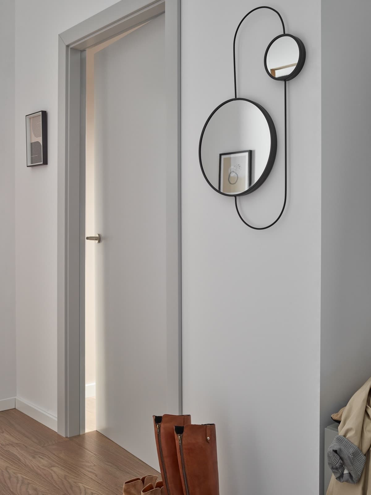 Lustro o finezyjnym kształcie