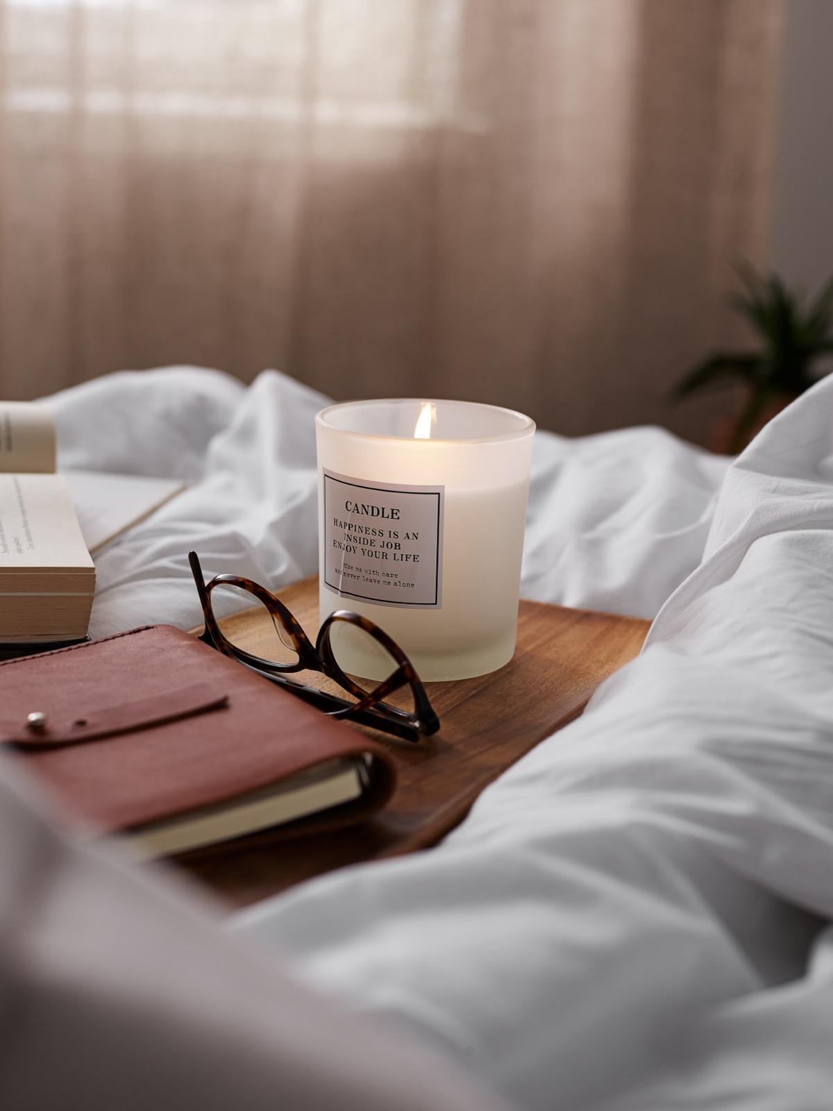 Świeczka na drewnianej podkładce