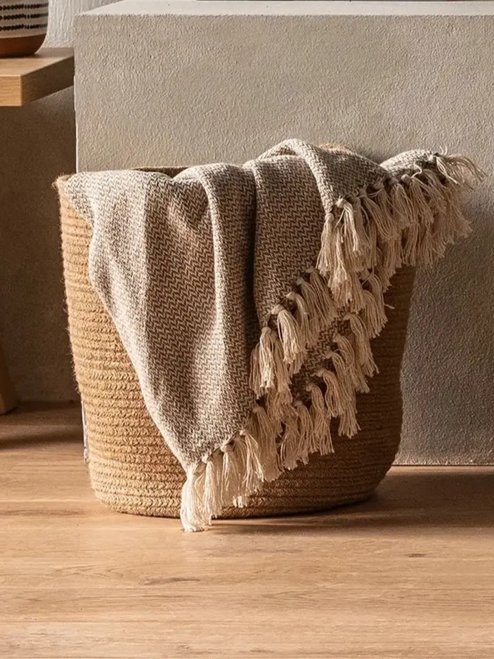 pleciony kosz stojący na podłodze