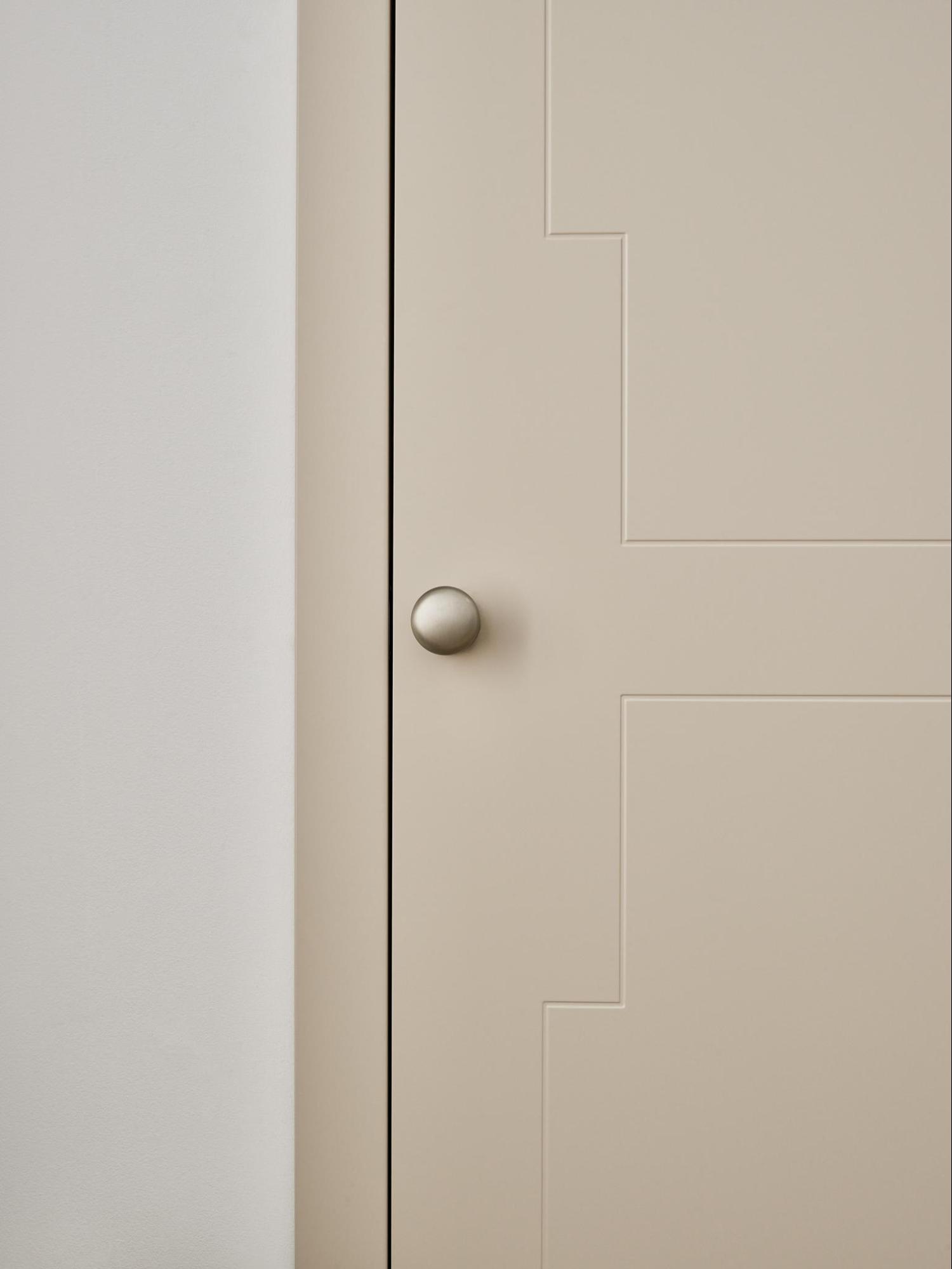 Kremowe drzwi z geometrycznym zdobieniem