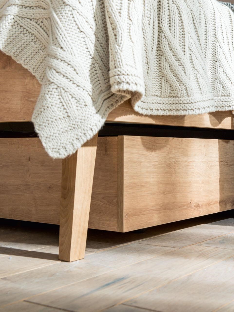 Łóżko z drewnianym kontenerkiem