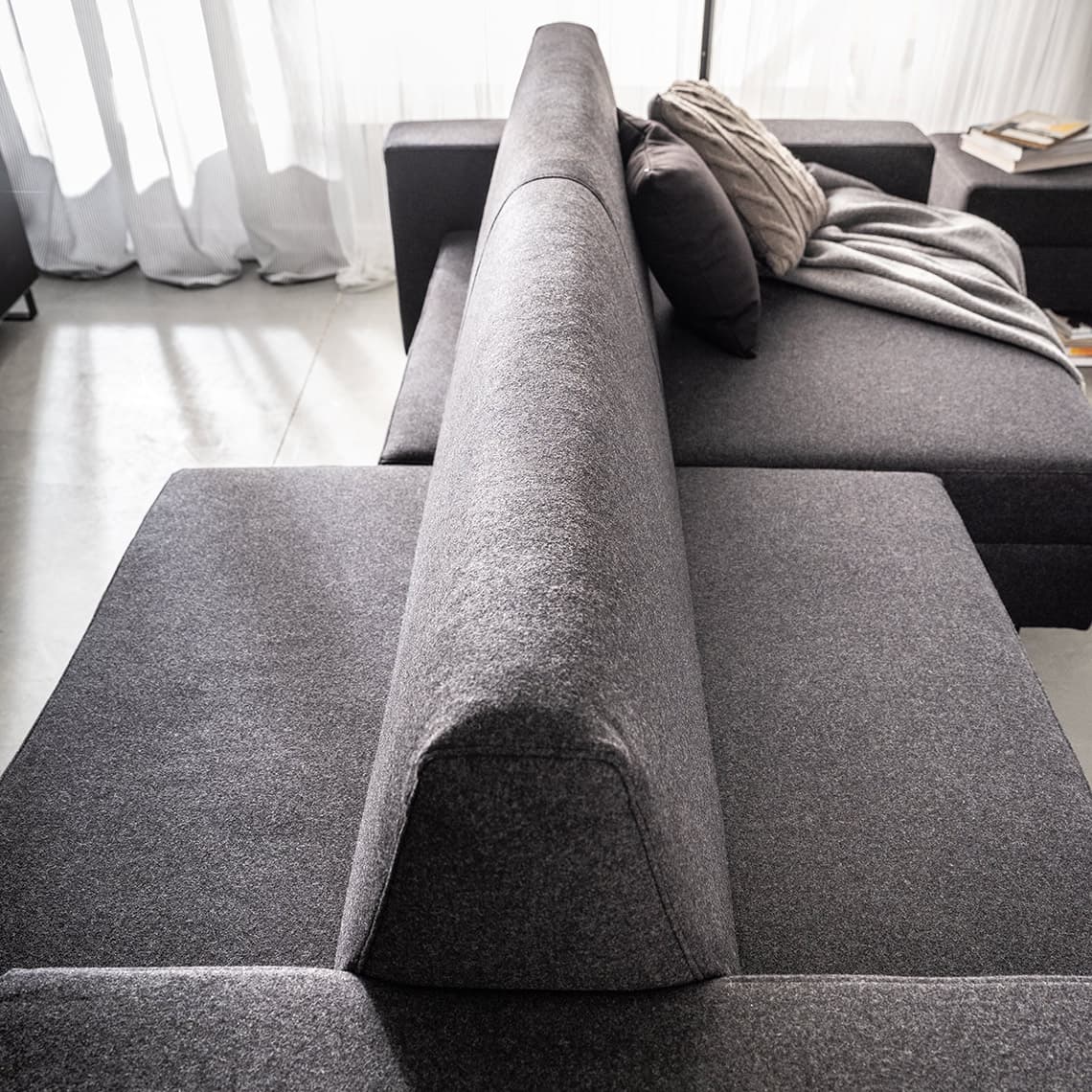 oparcie dwustronnej sofy