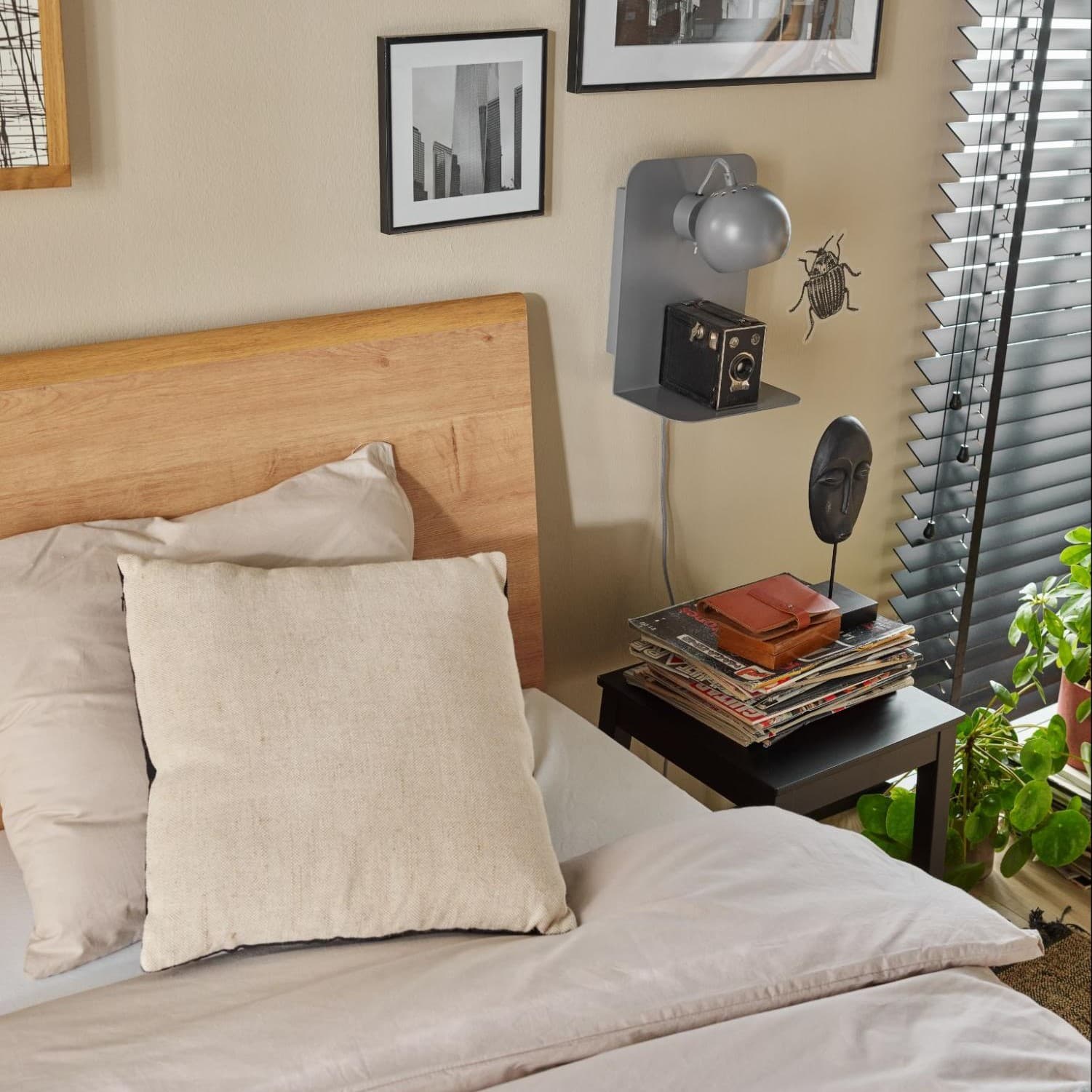 Przytulna sypialnia z kinkietową lampką ścienną