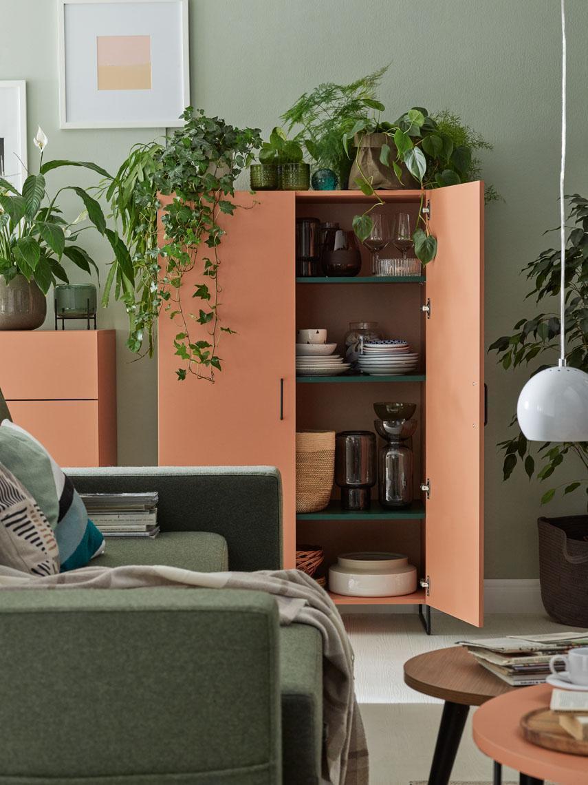 pomarańczowy regał w zielonym salonie