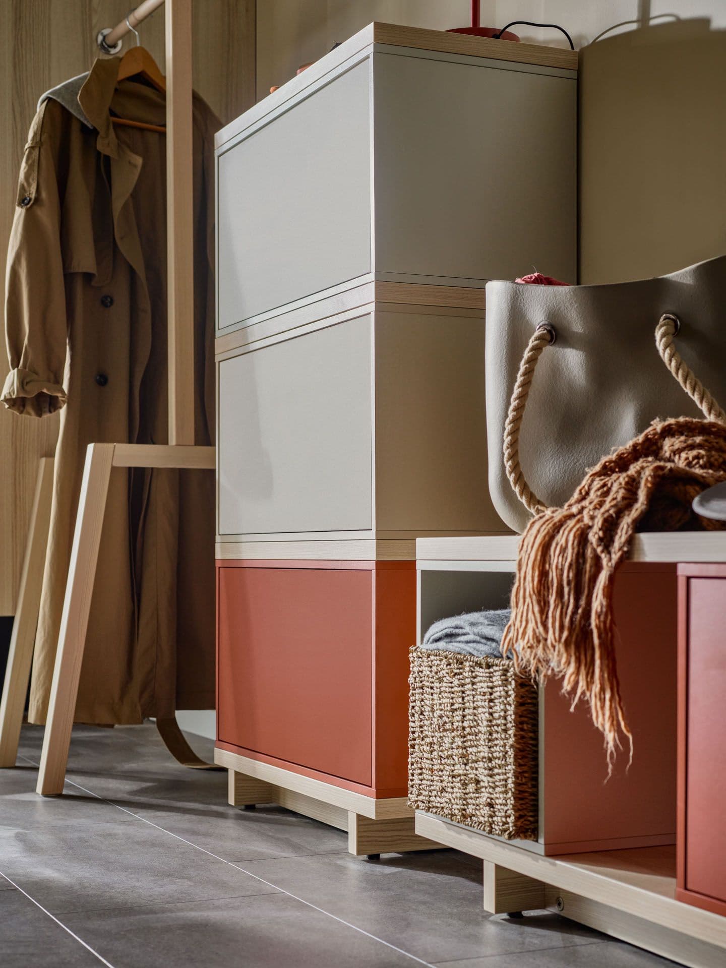 meble w beżowym przedpokoju z elementami terakoty