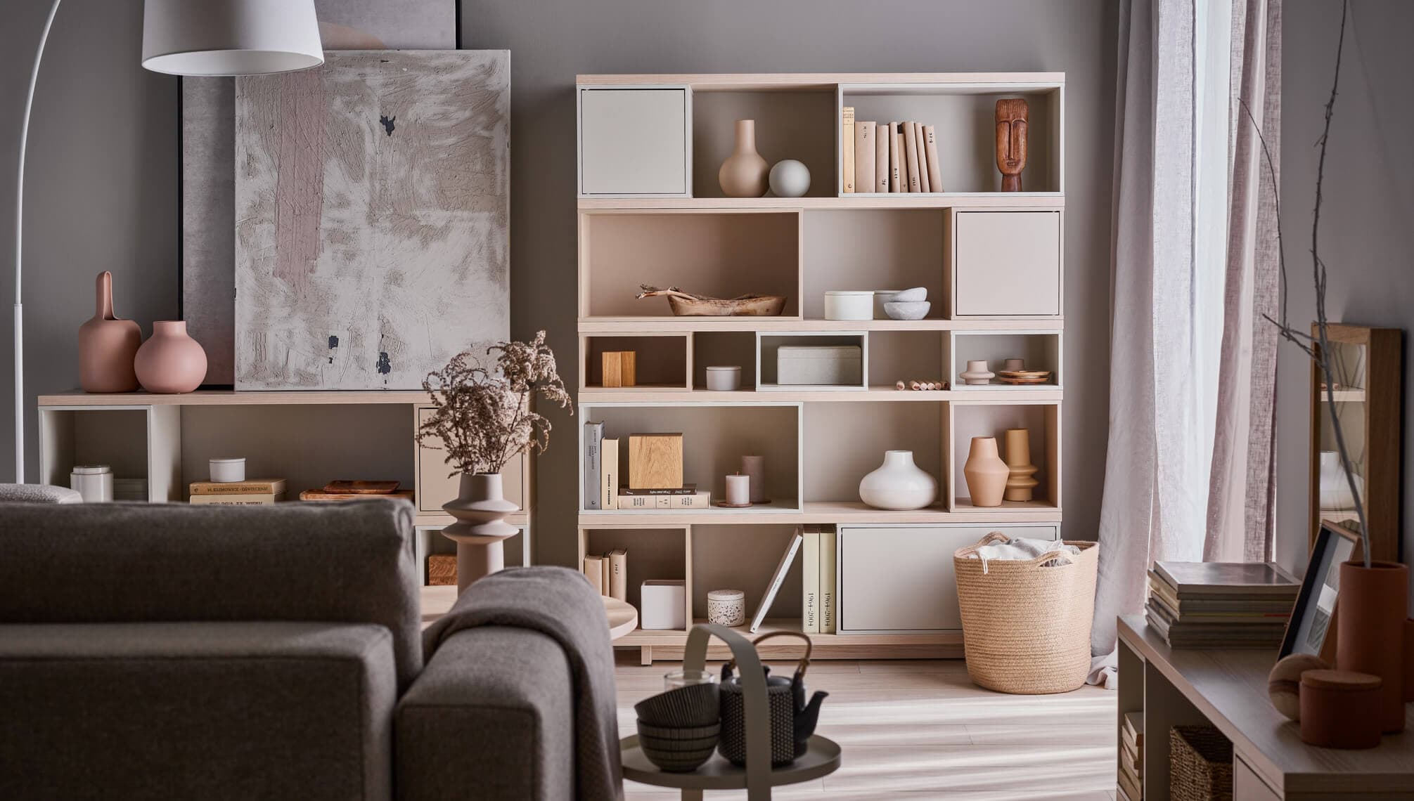 nowoczesny salon z kolorowym regałem