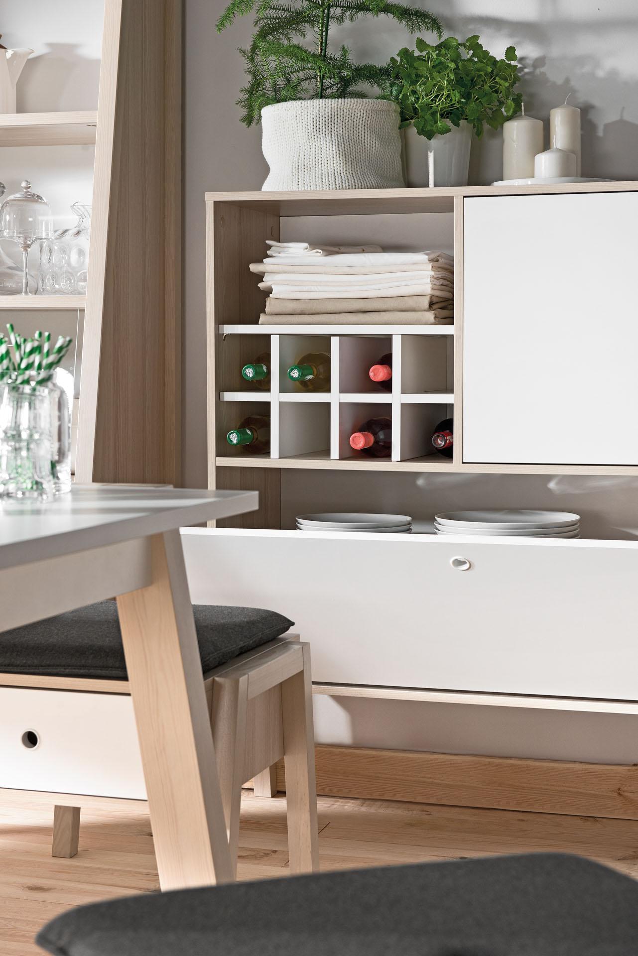 biały barek z miejscem na alkohol