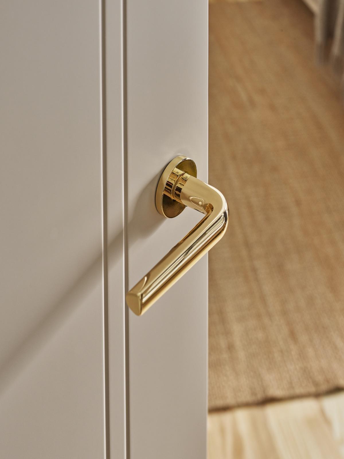 złota klamka nowoczesnych drzwi
